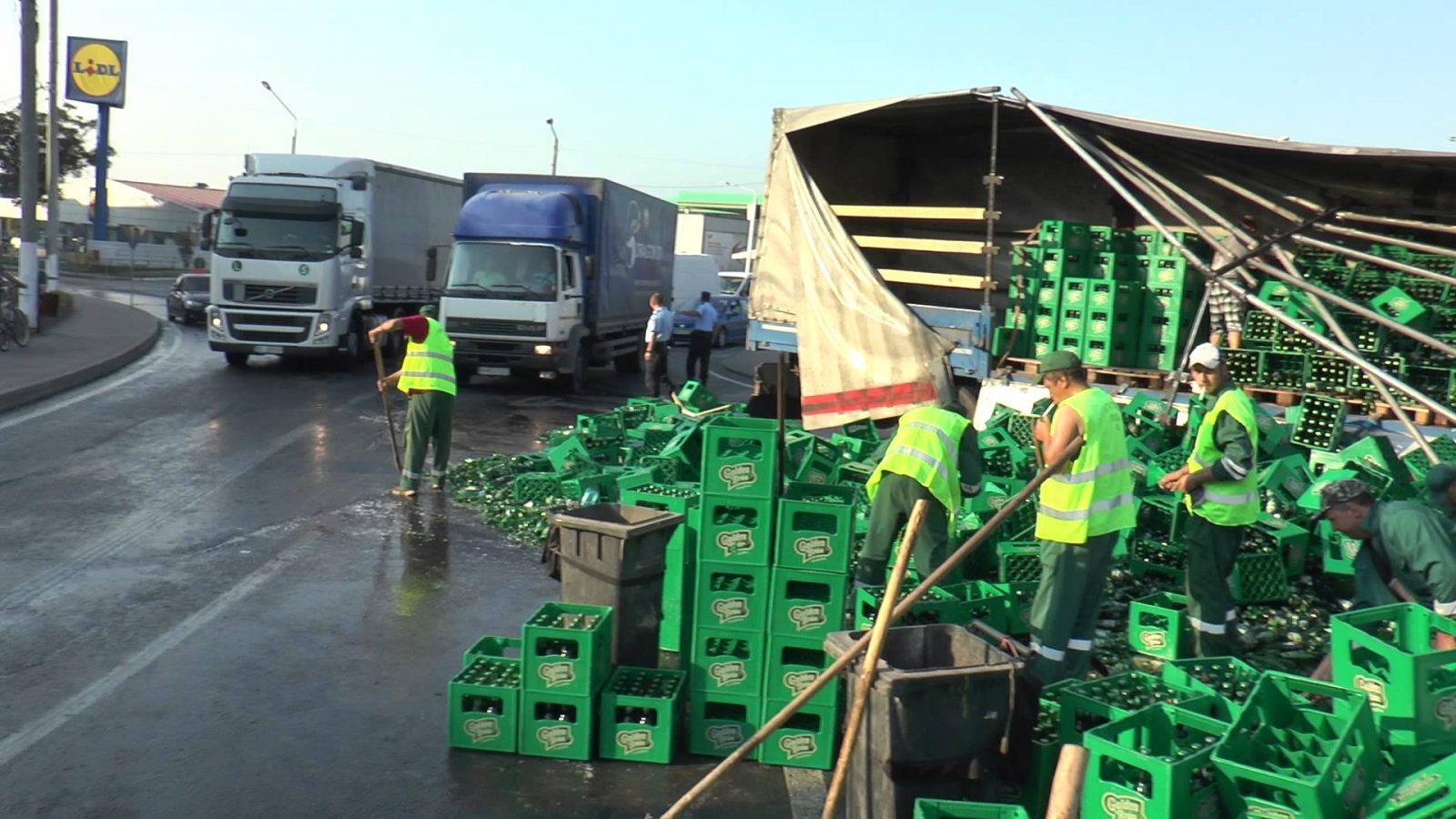 Tir plin cu bere rasturnat in giratoriu Favorit