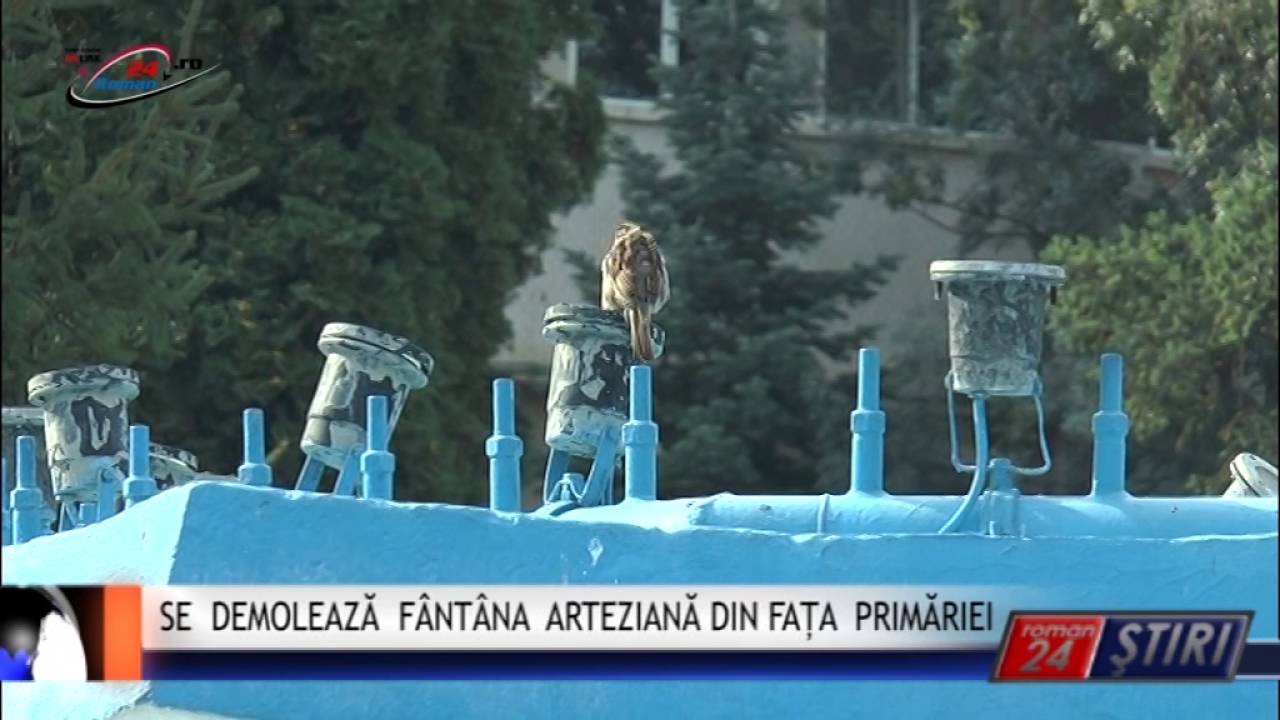 SE DEMOLEAZĂ FÂNTÂNA ARTEZIANĂ DIN FAȚA PRIMĂRIEI