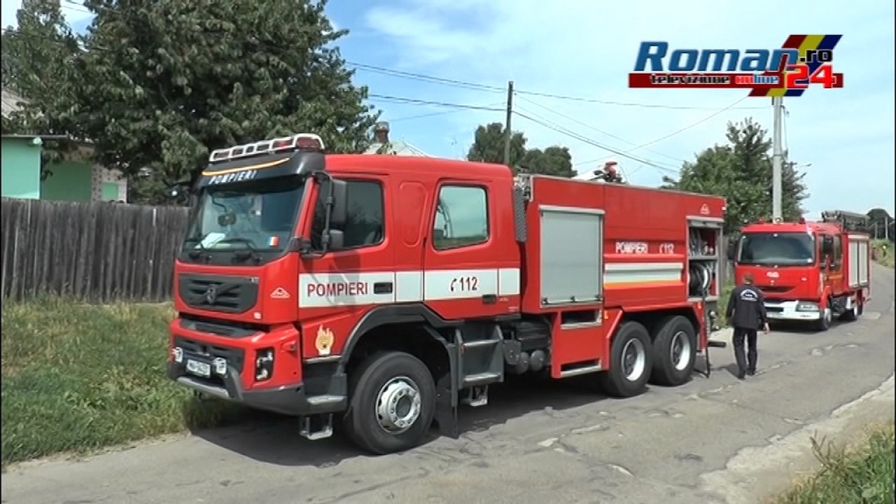 Interiorul unei case in flacari, in municipiul Roman.