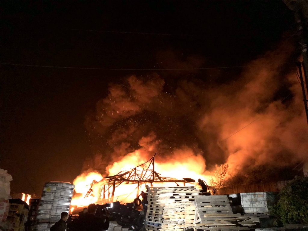 incendiu-depozit-targu-neamt-7