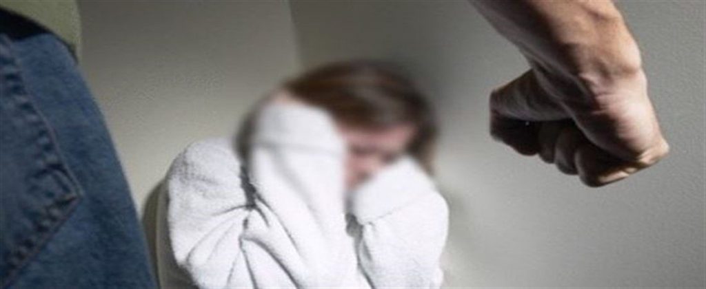 femeie-batuta_1170x480-1170x480