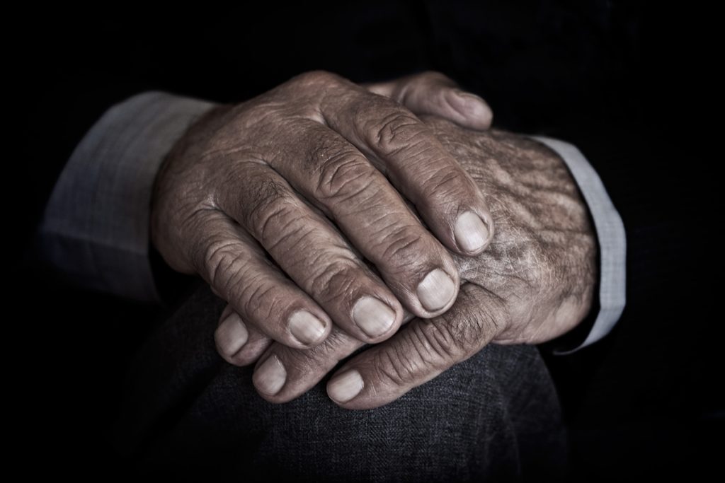 Un bărbat cu pierderi de memorie, din Piatra Neamț s-a pierdut de soție și a fost găsit de o polițistă, după 6 ore de căutări