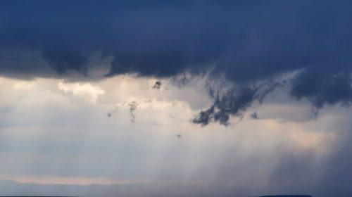 Avertizare meteo de vreme severă imediată: Furtuni în zona de munte din Neamț