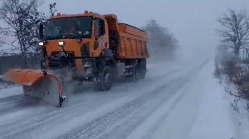 Atenție, șoferi! Ninge VISCOLIT în mai multe zone din Neamț Se circulă în condiții de iarnă