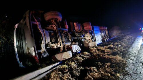 Accident rutier in Secuieni pe DN 2, autotren rasturnat in afara partii carosabile
