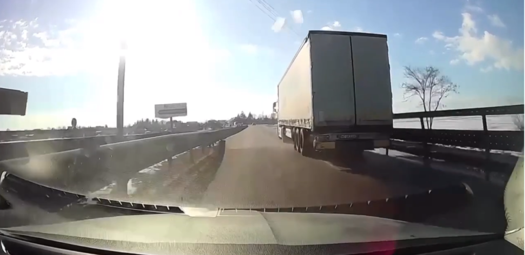 parbriz spart la iesirea din roman