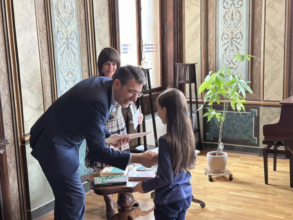 424976601_947040717224496_6473012353774243454_n