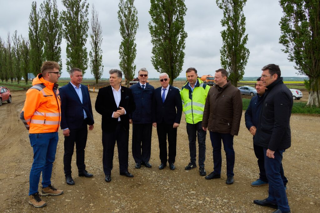 5942b576-0f32-4f81-af07-c397399426ba