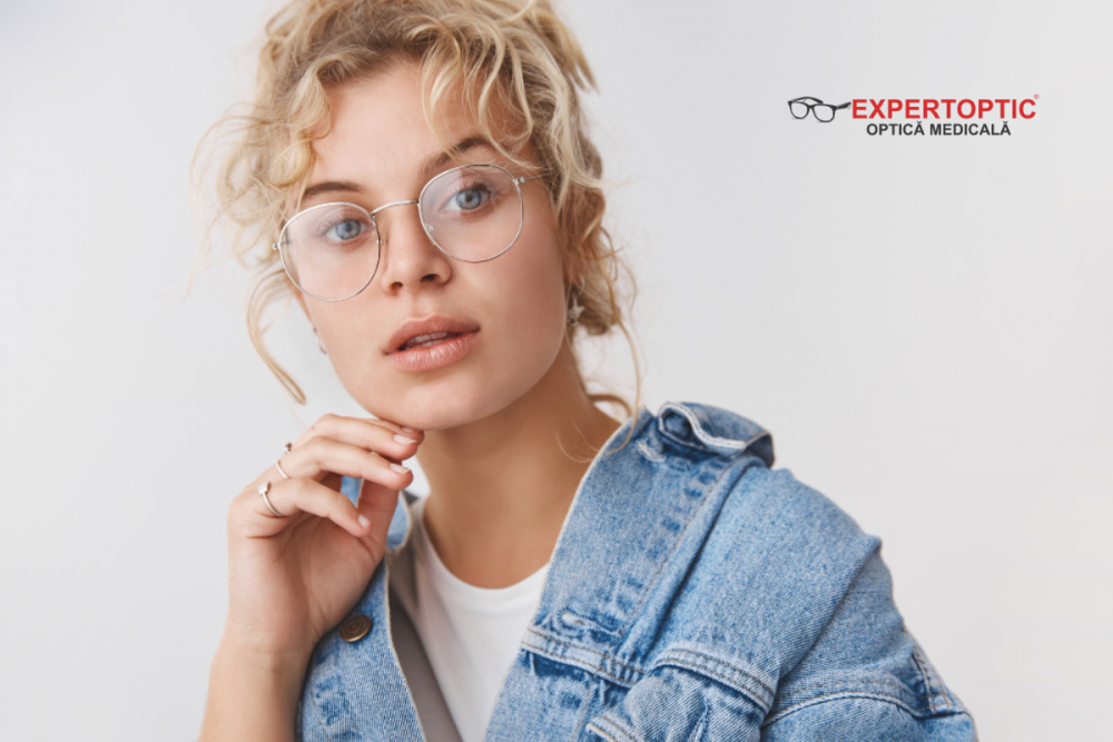 fata-blonda-creata-care-poarta-ochelari-expertoptic