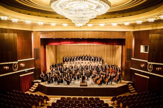 Duminică, 6 iulie 2025, Platoul Curții Domnești, ora 21:00  Concert simfonic  „CARMINA BURANA” – DESCHIDEREA EDIȚIEI JUBILIARE A FFESTIVALULUI INTERNAȚIONAL VACANȚE MUZICALE
